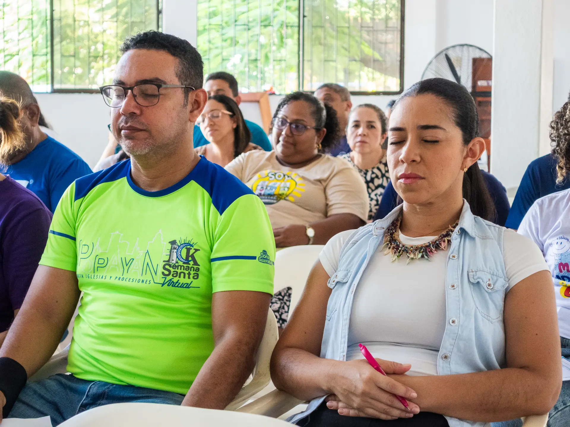 Pareja orando entre los congregantes